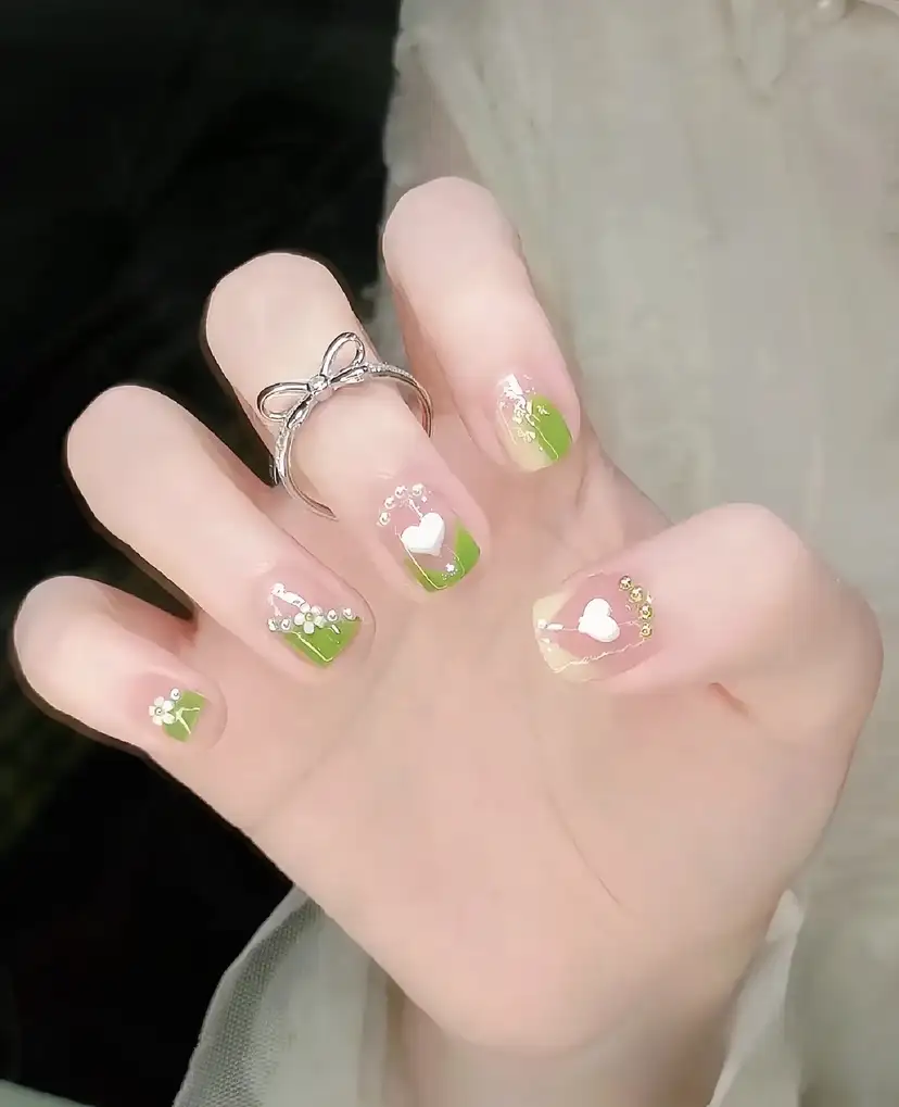 mẫu nail màu xanh lá cây đẹp tự nhiên