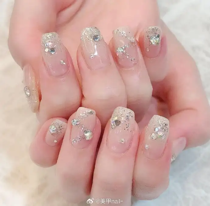 Màu nail tôn da tay sẽ khiến bạn trông tươi tắn và rạng rỡ hơn.