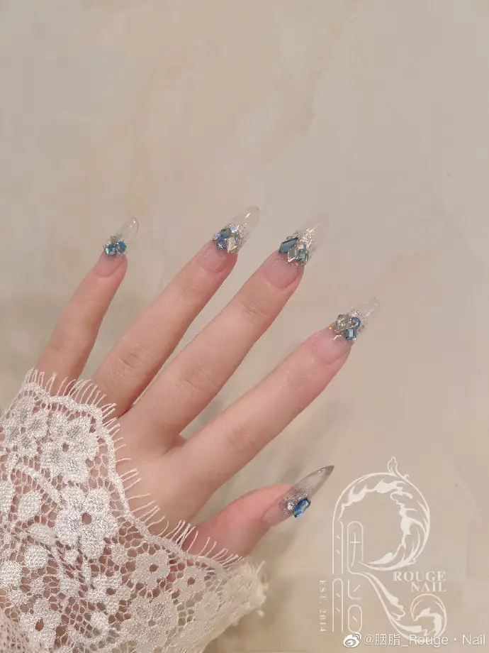 Mẫu nail tay sang chảnh với những màu sắc làm sáng da