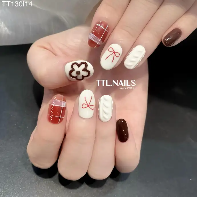 Mẫu nail tay sang chảnh với màu nail bền màu