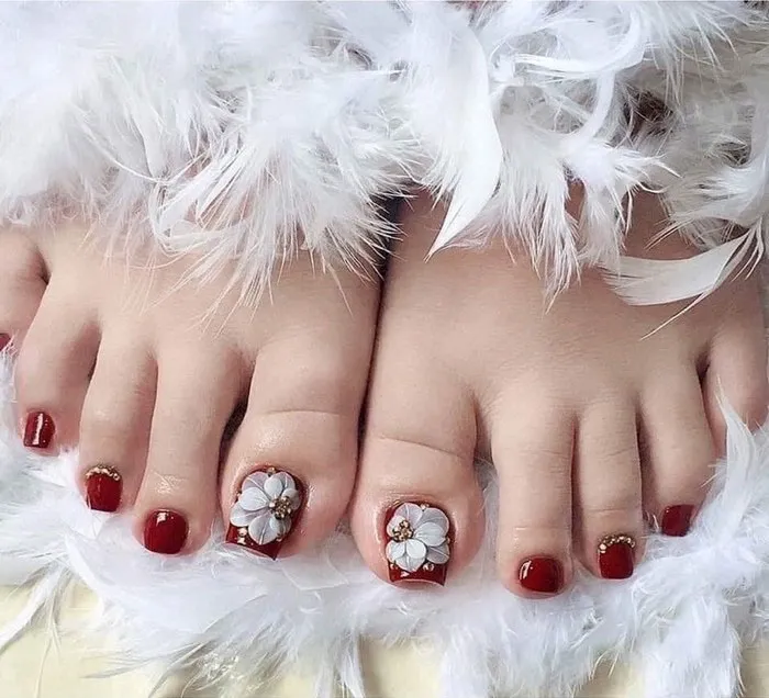 nail chân màu đỏ rượu tinh tế