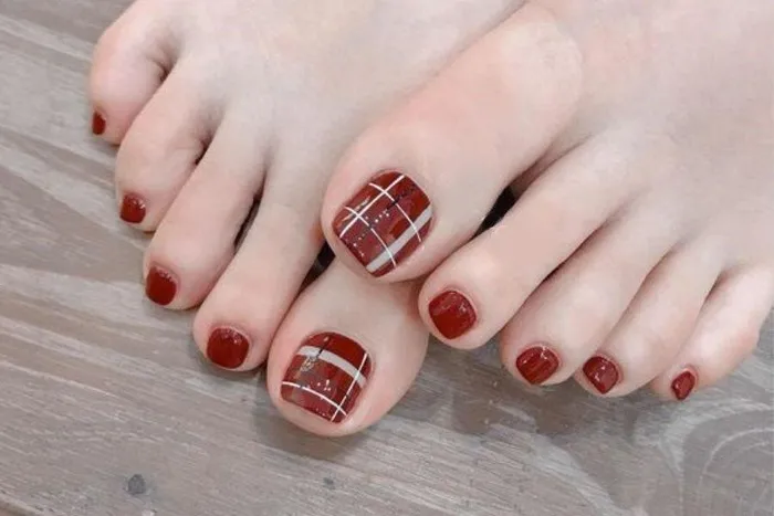 mẫu nail sơn móng chân màu đỏ rượu đẹp 2