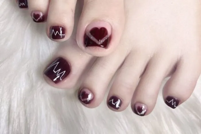 mẫu nail sơn móng chân màu đỏ rượu độc đáo