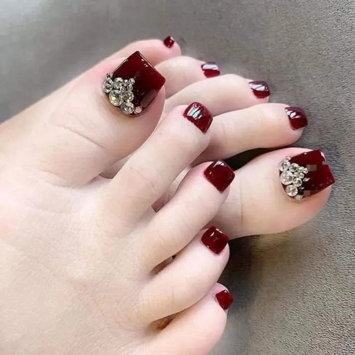 nail chân màu đỏ rượu sang chảnh