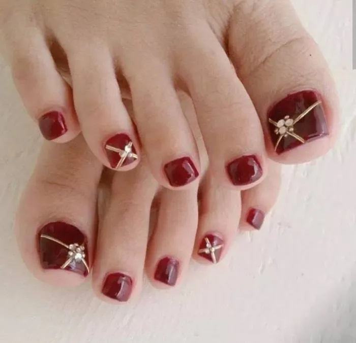 nail chân màu đỏ rượu ấn tượng 1