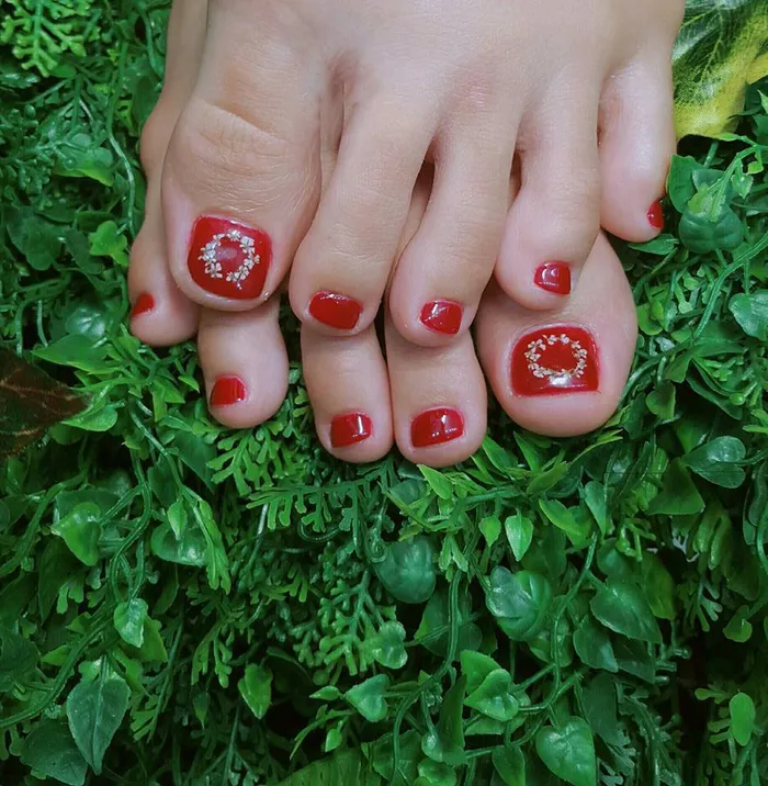 mẫu nail sơn móng chân màu đỏ rượu ấn tượng 2