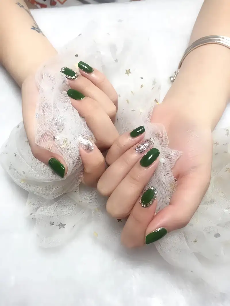 mẫu nail tay đẹp với màu xanh rêu độc đáo