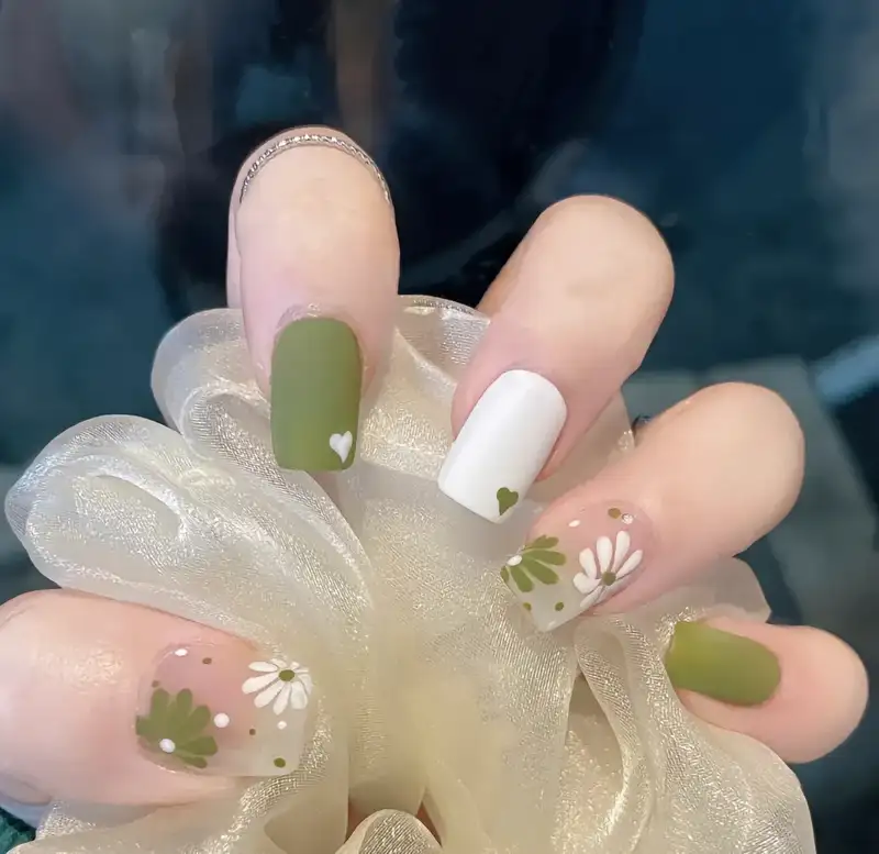 mẫu nail tay đẹp với màu xanh rêu ấn tượng