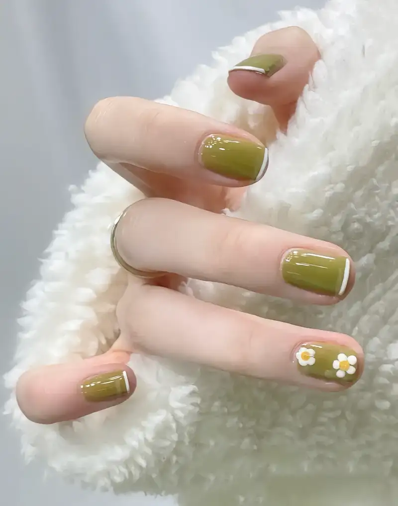 mẫu nail tay đẹp với màu xanh rêu nhẹ nhàng