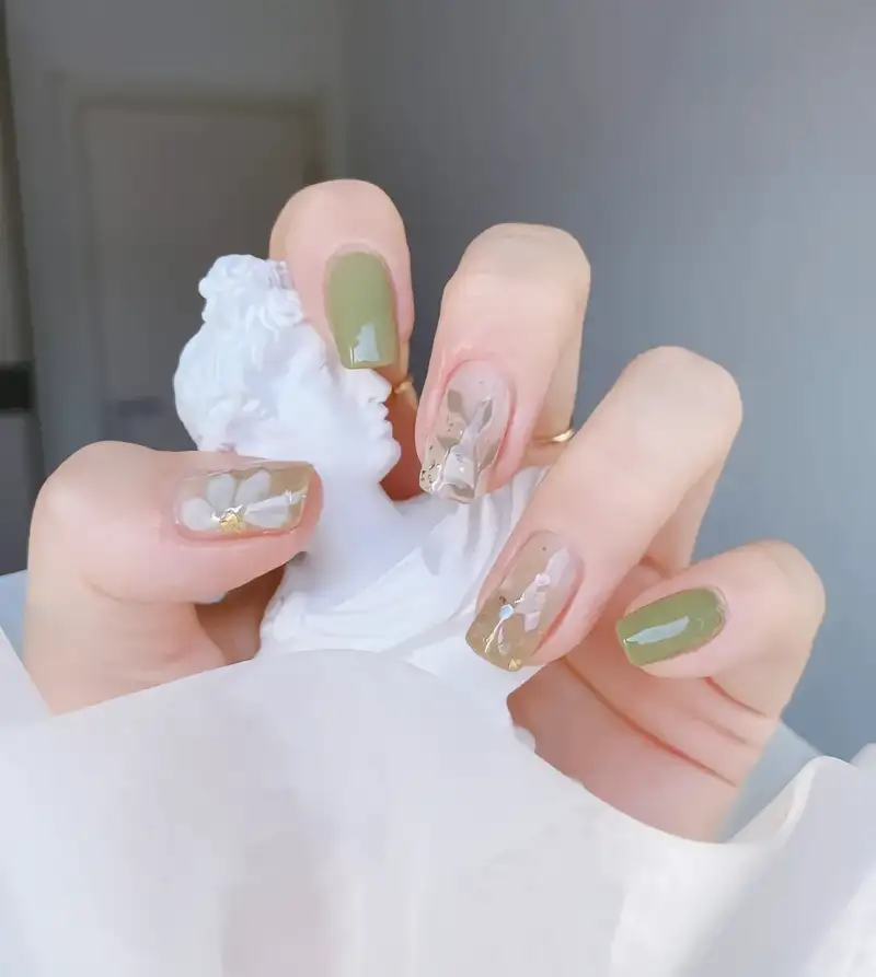 mẫu nail tay đẹp với màu xanh rêu nhẹ nhàng