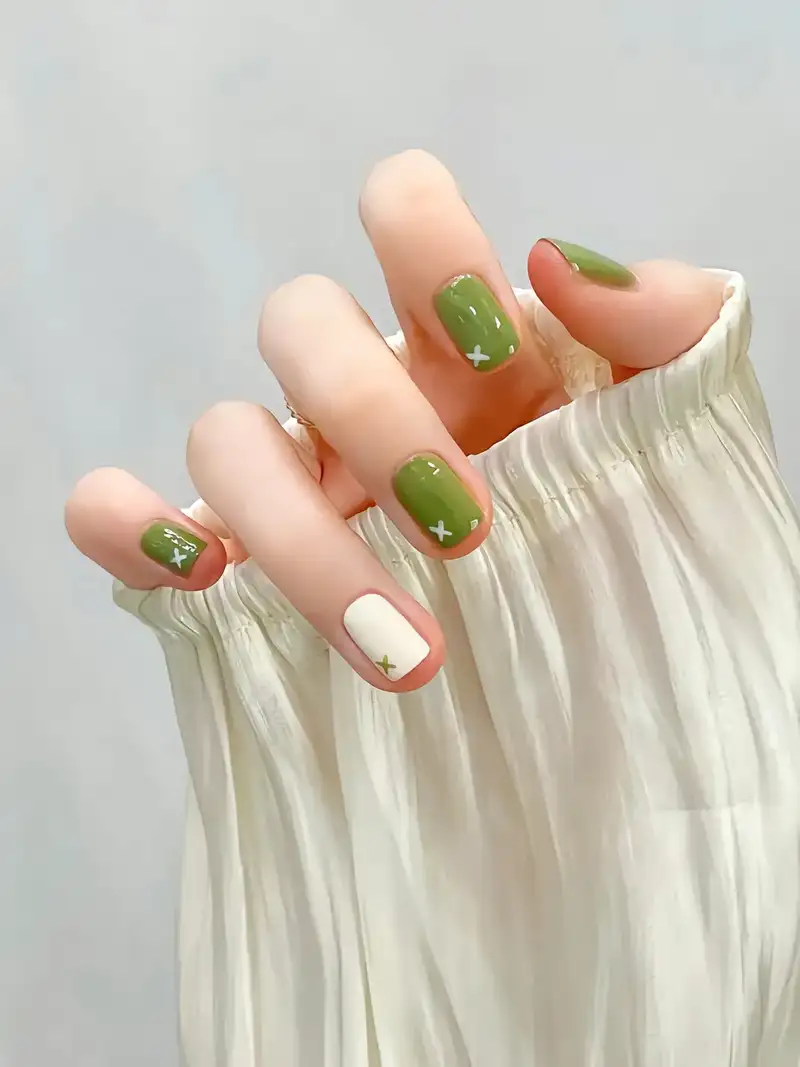 mẫu nail tay đẹp với màu xanh rêu trẻ trung