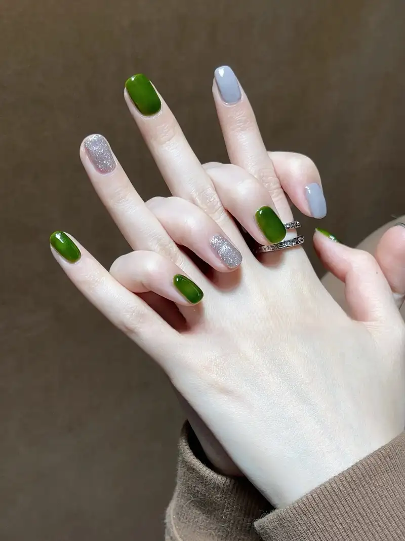 mẫu nail tay đẹp với màu xanh rêu cổ điển