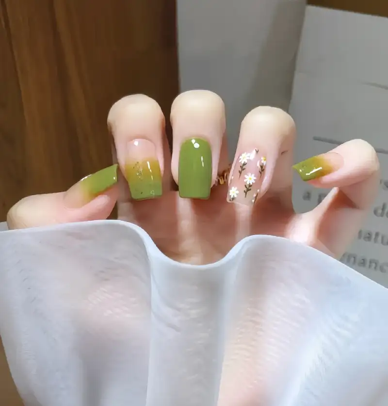 mẫu nail tay đẹp với màu xanh rêu tươi mát