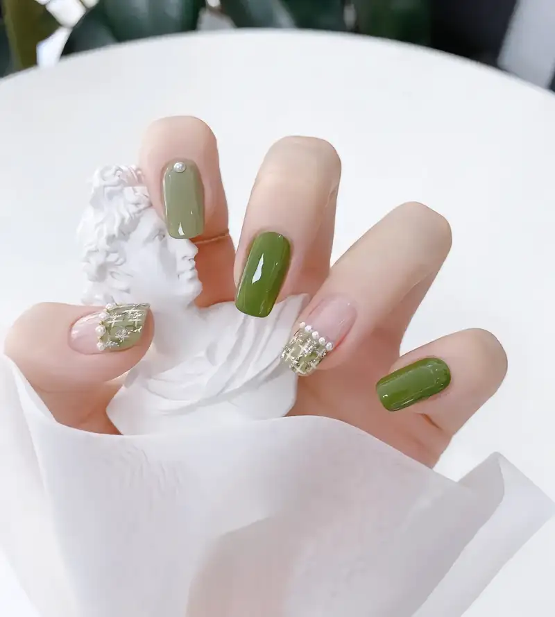 mẫu nail tay đẹp với màu xanh rêu gần gũi với thiên nhiên