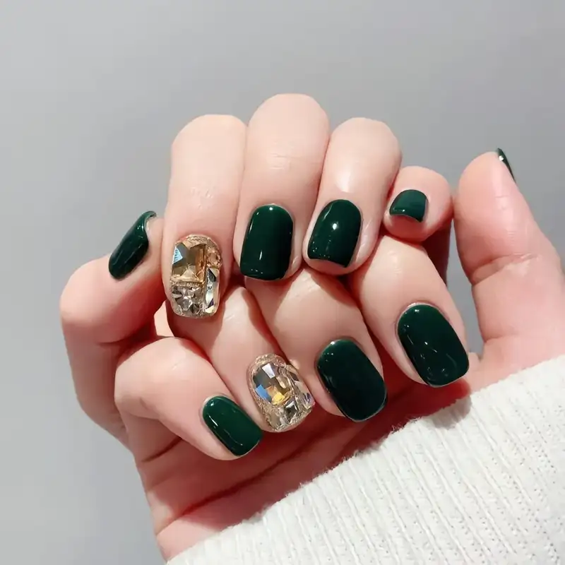 mẫu nail tay đẹp với màu xanh rêu thư thái