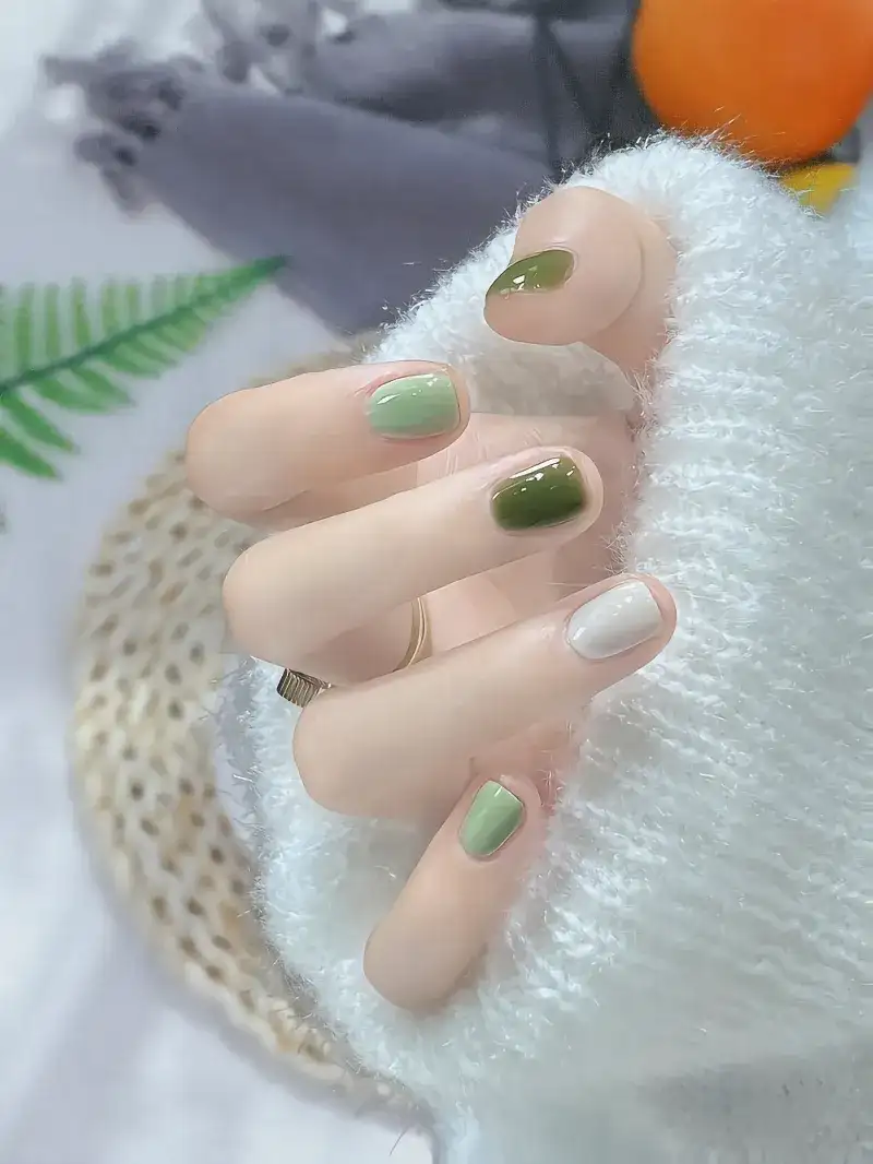 mẫu nail tay đẹp với màu xanh rêu sang trọng