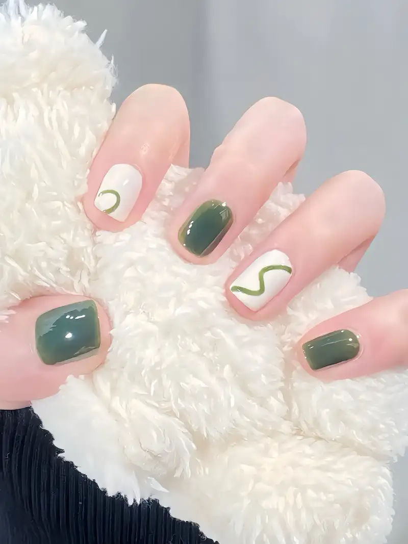 mẫu nail tay đẹp với màu xanh rêu xanh mướt