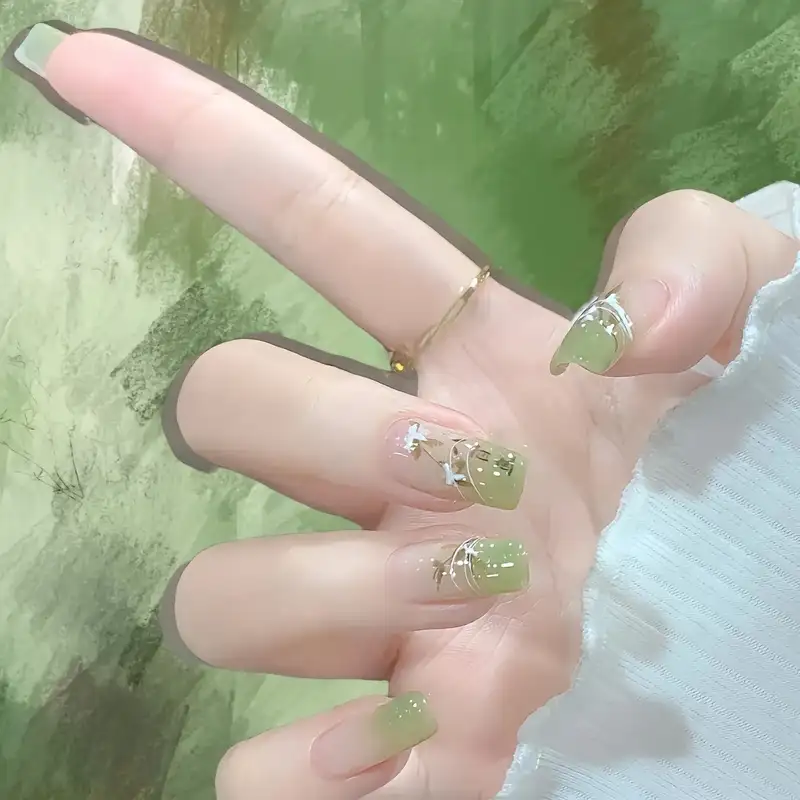 mẫu nail tay đẹp với màu xanh rêu tinh tế và tài hoa