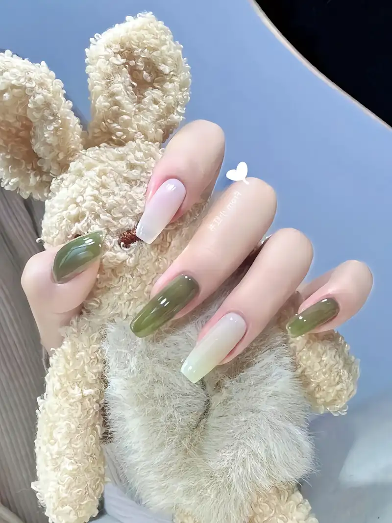 mẫu nail tay đẹp với màu xanh rêu yên bình và hài hòa