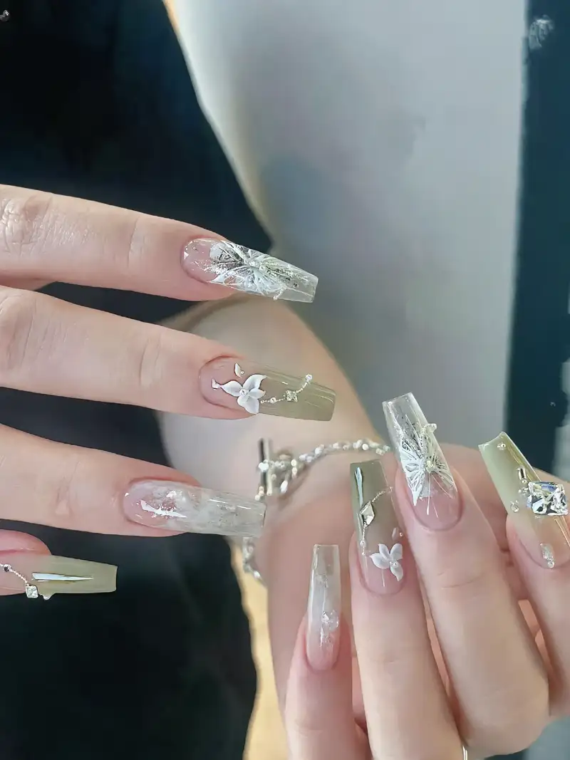 mẫu nail tay đẹp với màu xanh rêu họa tiết tinh tế