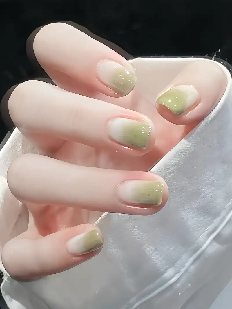 mẫu nail tay đẹp với màu xanh rêu thu hút