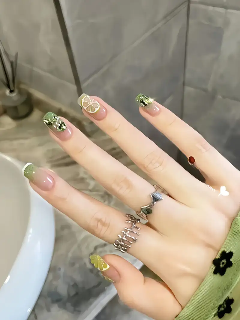 mẫu nail tay đẹp với màu xanh rêu hiện đại và cá tính