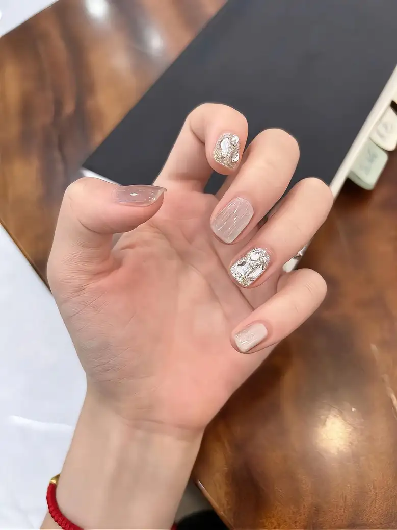 mẫu nail vuông ngắn thanh lịch và tinh tế 