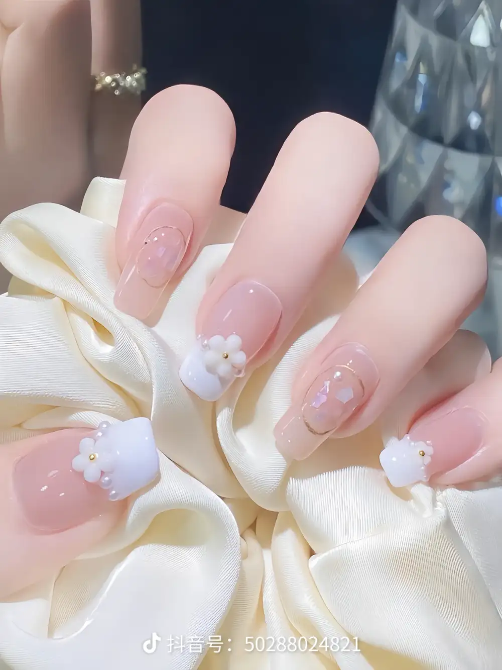 mẫu nail tay hoa cúc trắng da