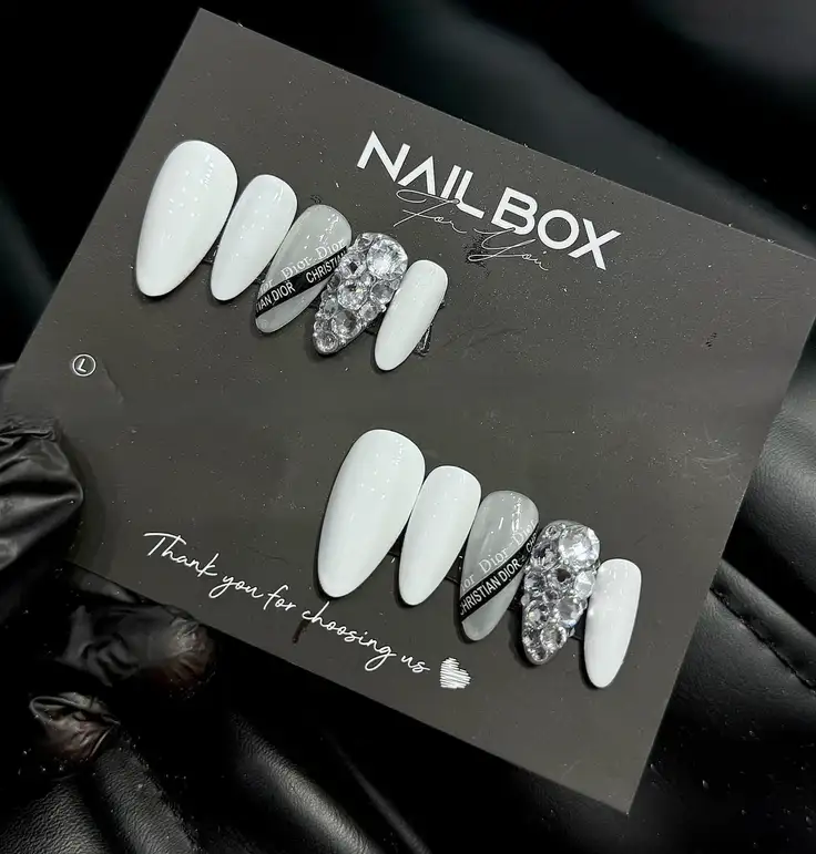 mẫu nail box trắng óng ánh