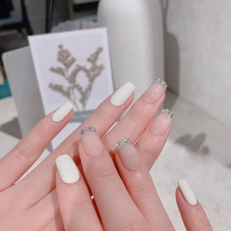 mẫu nail box trắng nổi bật