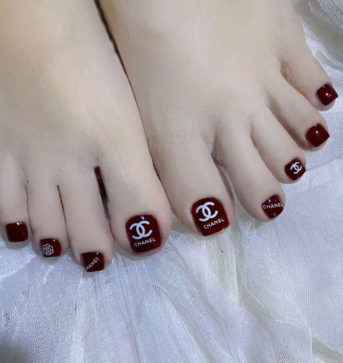 nail chân màu đỏ đô nhẹ nhàng