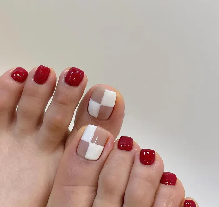 nail chân màu đỏ đô ấn tượng