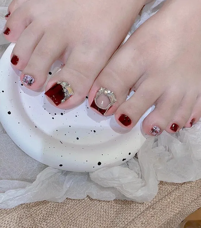 nail chân đỏ đô đính đá nhẹ nhàng