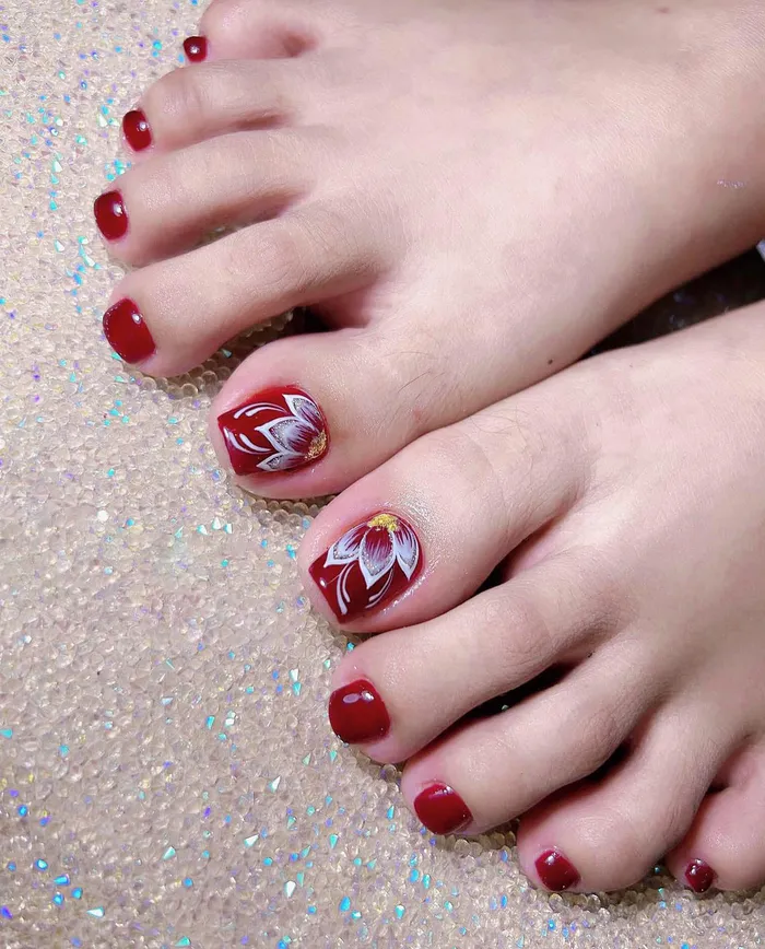 mẫu nail chân đỏ đô ấn tượng