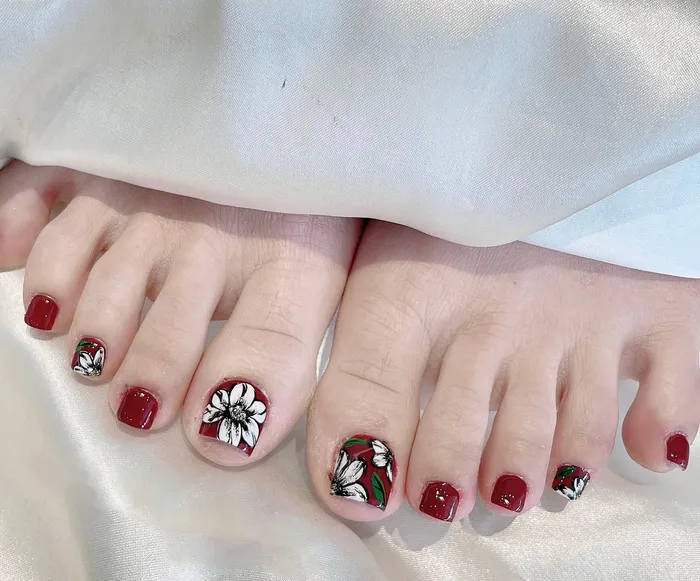 nail chân đỏ đô đính đá tuyệt đẹp