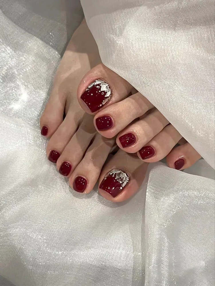 mẫu nail chân đỏ mận ấn tượng