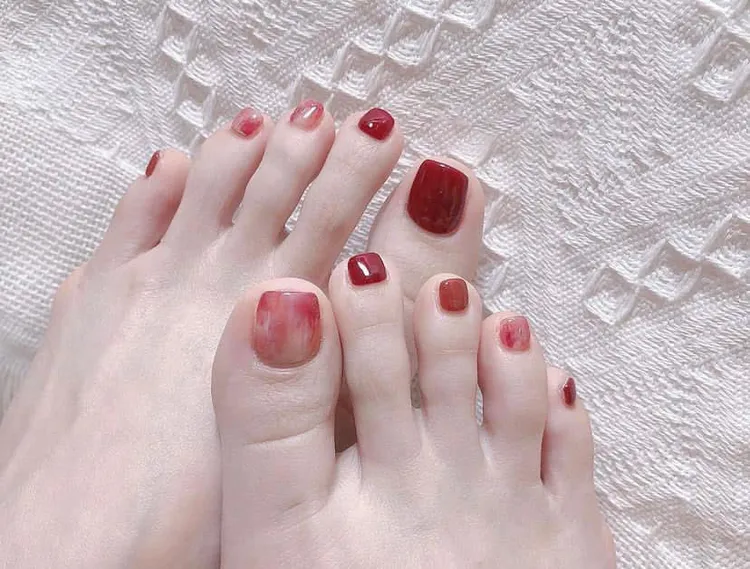 nail chân đỏ mận đính đá nổi bật