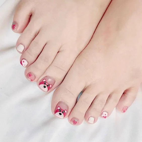 mẫu nail chân gấu dâu cute