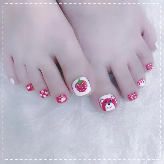 mẫu nail chân gấu dâu dễ thương