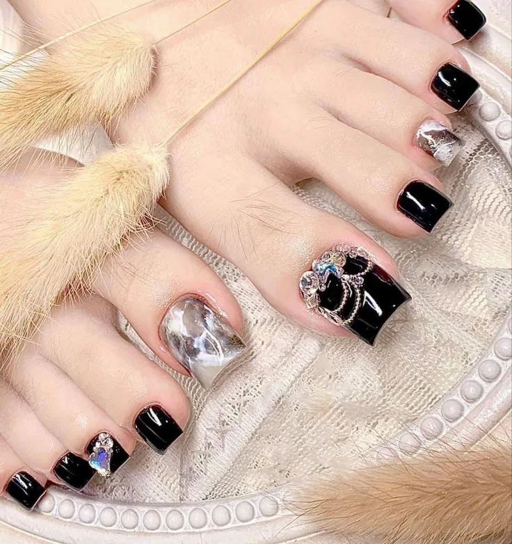 nail chân màu đen đính đá đẹp