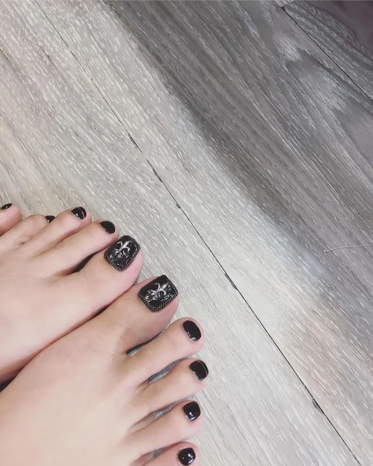 mẫu nail chân màu đen đẹp