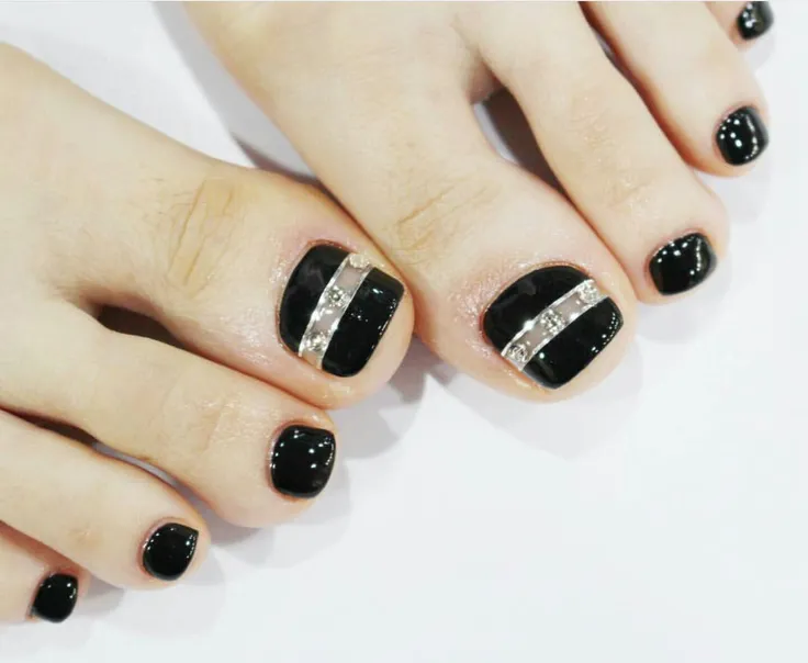 nail chân màu đen đính đá đẹp mắt