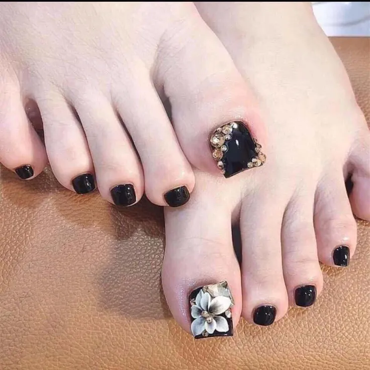 mẫu nail chân màu đen cuốn hút