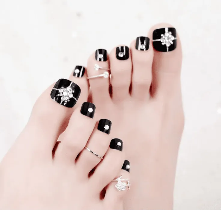 nail chân màu đen cuốn hút