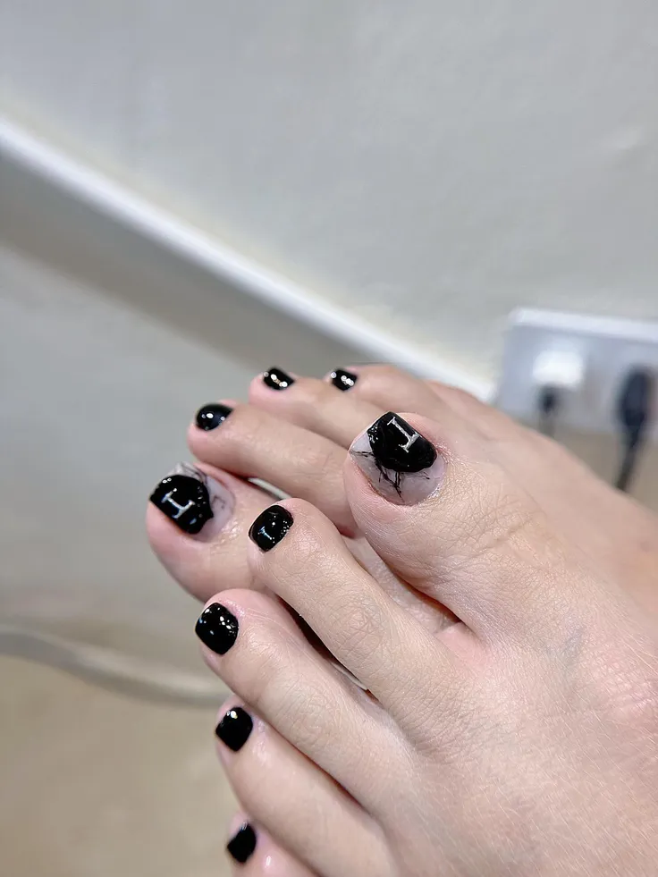 nail chân màu đen đính đá cuốn hút