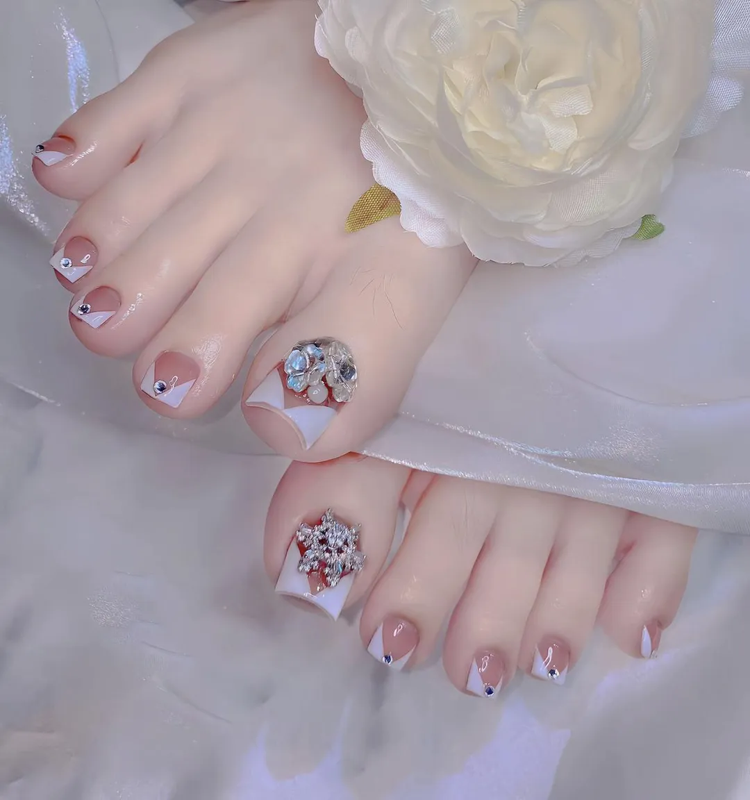 mẫu nail chân màu hồng độc đáo 1