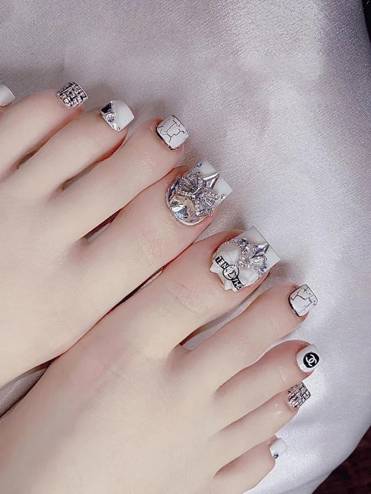 mẫu nail chân màu trắng sữa