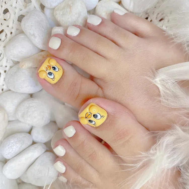 Mẫu nail chân màu trắng vịt cute