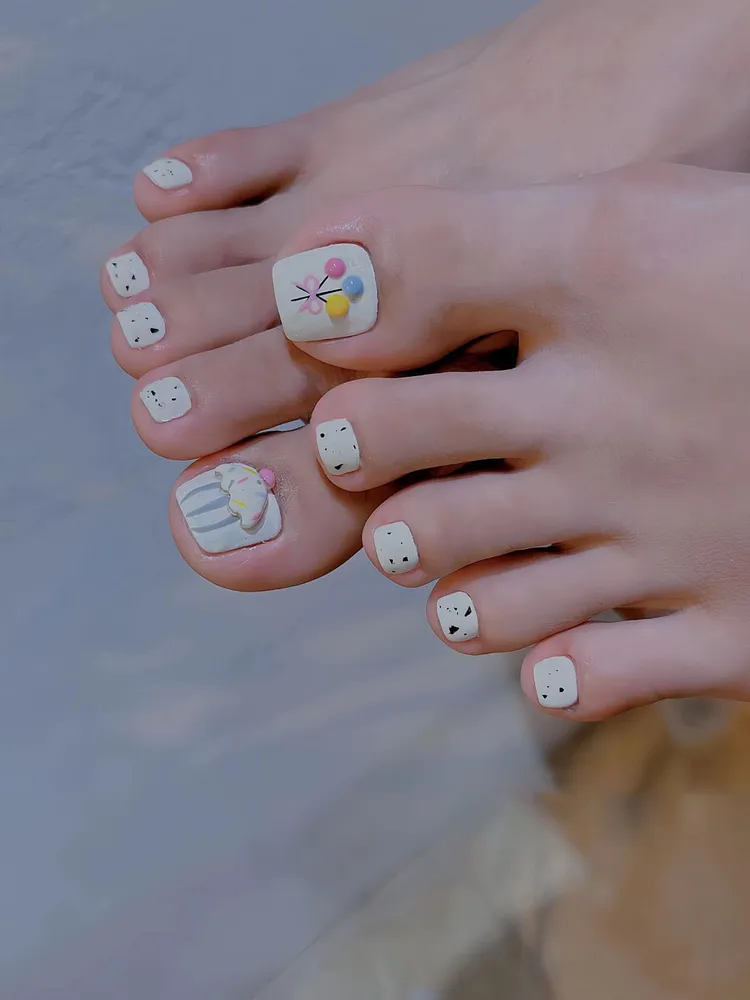 nail chân màu trắng cute