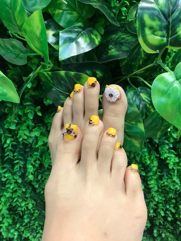 nail chân đẹp màu vàng